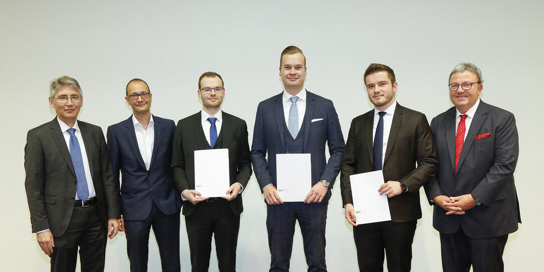 Banking Award Wird An Drei Personen Verliegen Vaterland Online