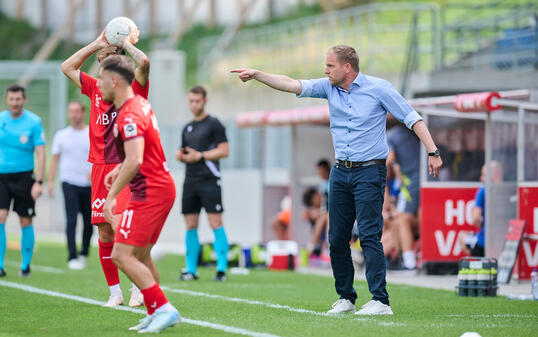 FCV-Trainer Marc Schneider hatte während dem Spiel gegen Wil alle Hände voll zu tun. Mit dem Siegeswillen seiner Spieler war er schliesslich zufrieden.