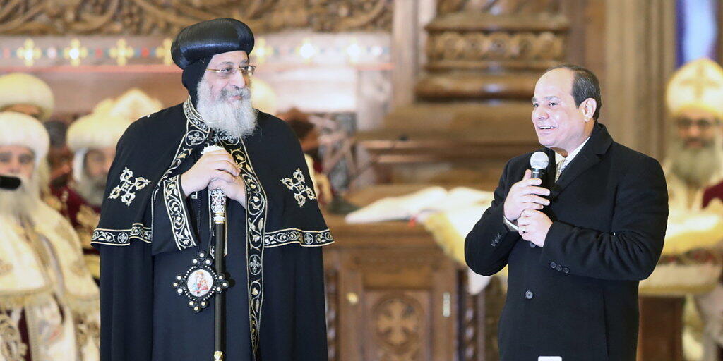 Ägyptens Präsident Abdel Fattah al-Sisi hat eine neue riesige Kathedrale für die christliche Minderheit im Land eröffnet. Der Kopten-Papst Tawadros II. (l) bezeichnete die Eröffnung als beispiellos "in der Geschichte".