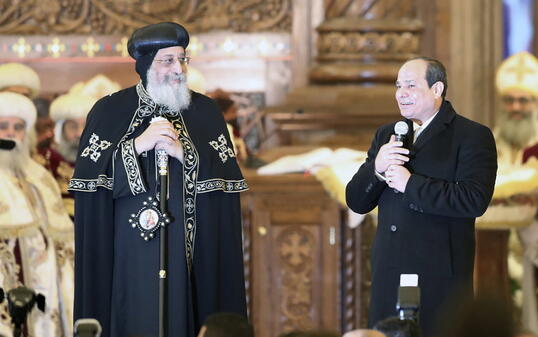 Ägyptens Präsident Abdel Fattah al-Sisi hat eine neue riesige Kathedrale für die christliche Minderheit im Land eröffnet. Der Kopten-Papst Tawadros II. (l) bezeichnete die Eröffnung als beispiellos "in der Geschichte".