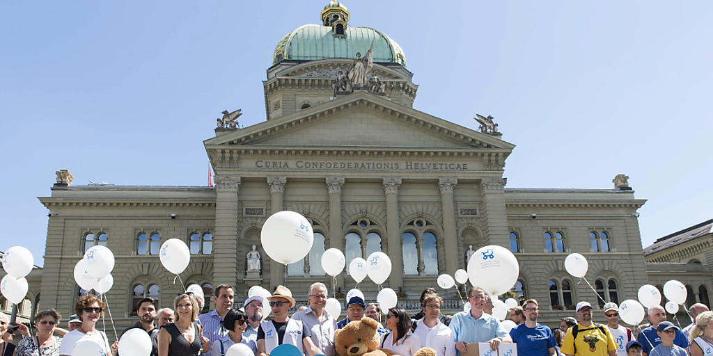 Bis es soweit ist, haben Initianten 18 Monate Zeit: Aktion bei der Einreichung der Unterschriften für die Volksinitiative "Für einen vernünftigen Vaterschaftsurlaub" im Juli. (Archivbild)