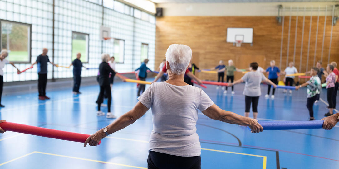 PRO SENECTUTE, PRO SENECTUTE KANTON LUZERN, GEMEINNUETZIGE STIFTUNG, STIFTUNG, 50+, SENIOR, SENIORENKURS, FIT GYM, FITGYM, TURNEN, TURNGRUPPE, SPORT, ALLROUND, KURS, KURSE, BEWEGUNGSKURS, BEWEGUNG, BEWEGUNG IM ALTER, BEWEGLICHKEIT, SPORTKURS, ERWACHSENENSP