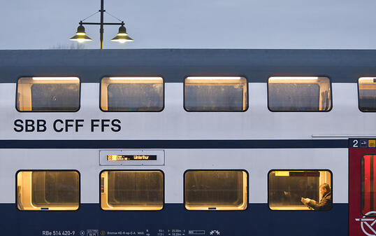 Wegen Erdrutschgefahr haben die Züge der S-Bahn zwischen Wetzikon und Uster am Sonntagabend vorübergehend nicht mehr verkehren können. Es wurde ein Busersatzdienst organisiert. (Archivbild)