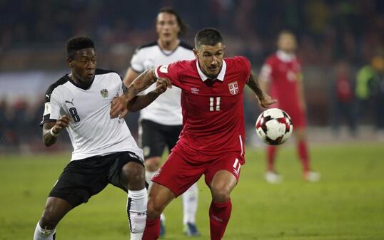 Serbiens Aleksandar Kolarov (rechts) der Sieger im Zweikampf mit Österreichs David Alaba