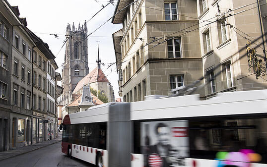 Auch dieser Trolleybus der TPF wird im neuen Betriebs- und Unterhaltszentrum in Givisiez gewartet. (Archivbild)