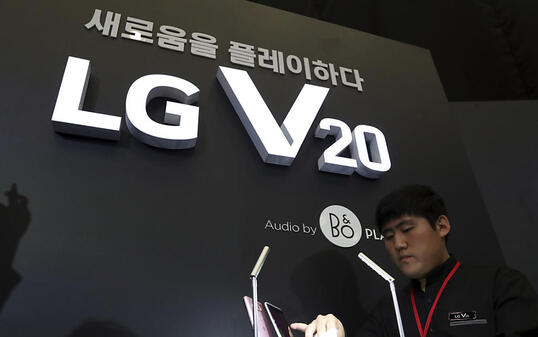 Der südkoreanische Elektronikkonzern LG hat mit dem Modell V20 Stunden vor der Präsentation des neuen iPhone7 von Apple ein Konkurrenzmodell präsentiert.