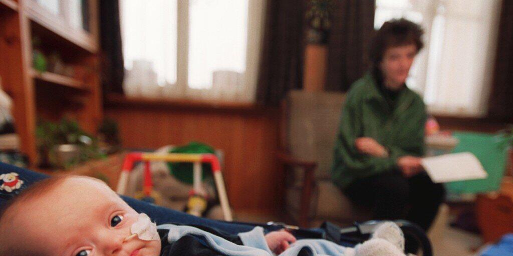 Eine Babysitterin betreut zu Hause das Kleinkind, während die Eltern an der Gemeindeversammlung teilnehmen: Dieses Modell testet die Gemeinde Court BE. (Archivbild)