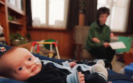 Eine Babysitterin betreut zu Hause das Kleinkind, während die Eltern an der Gemeindeversammlung teilnehmen: Dieses Modell testet die Gemeinde Court BE. (Archivbild)