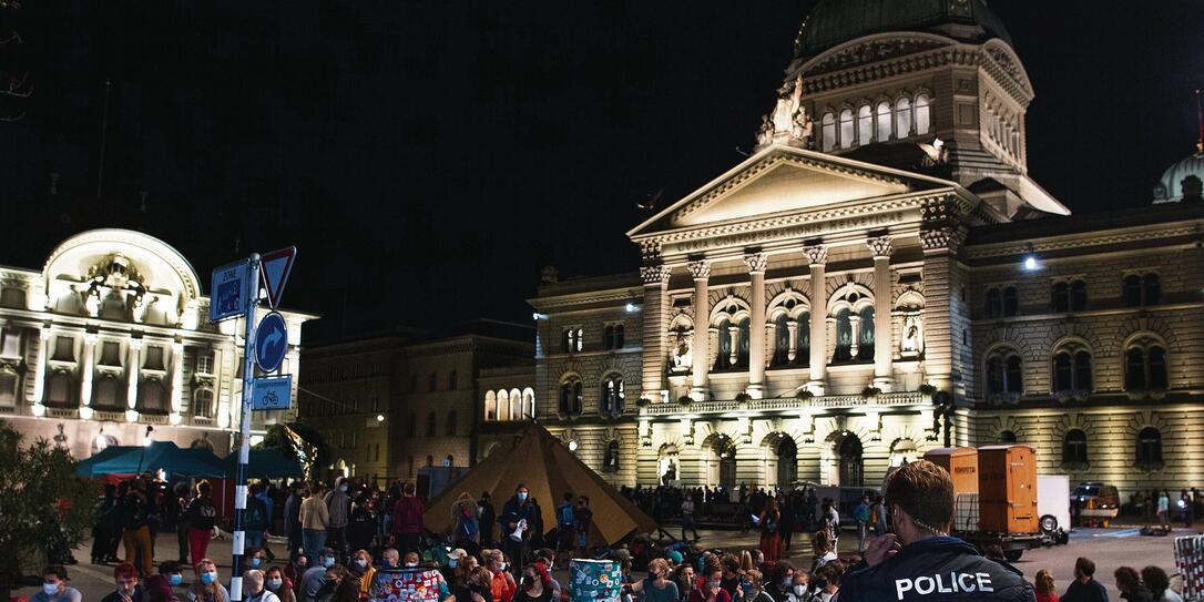 PROTEST, AKTION, PROTESTAKTION, KLIMA, KLIMAAKTIVISTEN, KLIMASCHUETZER, KLIMABEWEGUNG, BUNDESHAUS, RISE UP FOR CHANGE,