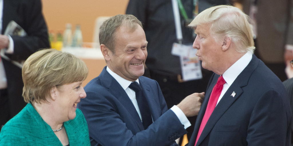 Erleichterung nach dem harten Ringen am G20-Gipfel in Hamburg. Quer stellten sich bei vielen Themen die USA - rechts ihr Präsident Donald Trump. Mit ihm scherzen Gipfel-Gastgeberin und Kanzlerin Angela Merkel und EU-Ratspräsident Donald Tusk (Mitte).