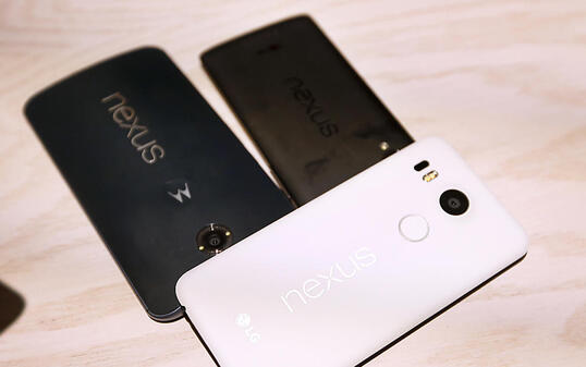 Mit den neuen Smartphone-Modellen der Nexus-Reihe fordert Google Apple heraus.