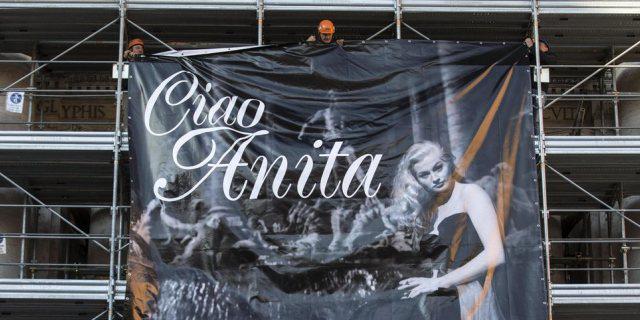 Ein Plakat mit Anita Ekberg nahe des Trevi-Brunnens in Rom
