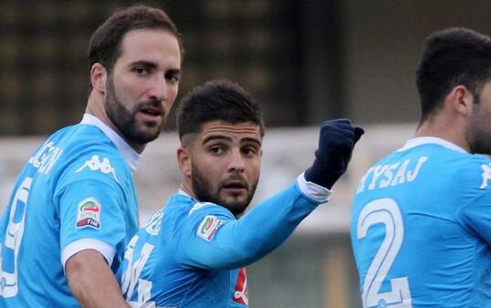 Lorenzo Insigne (Mitte) jubelt nach seinem Führungstreffer bei Hellas Verona