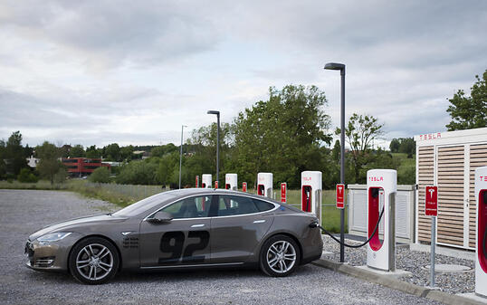 Elektroautos sollen künftig einen Beitrag an die Strasseninfrastruktur leisten. Die Diskussion um die neue Abgabe ist nach dem Ja zum Strassenfonds NAF lanciert. (Archivbild)