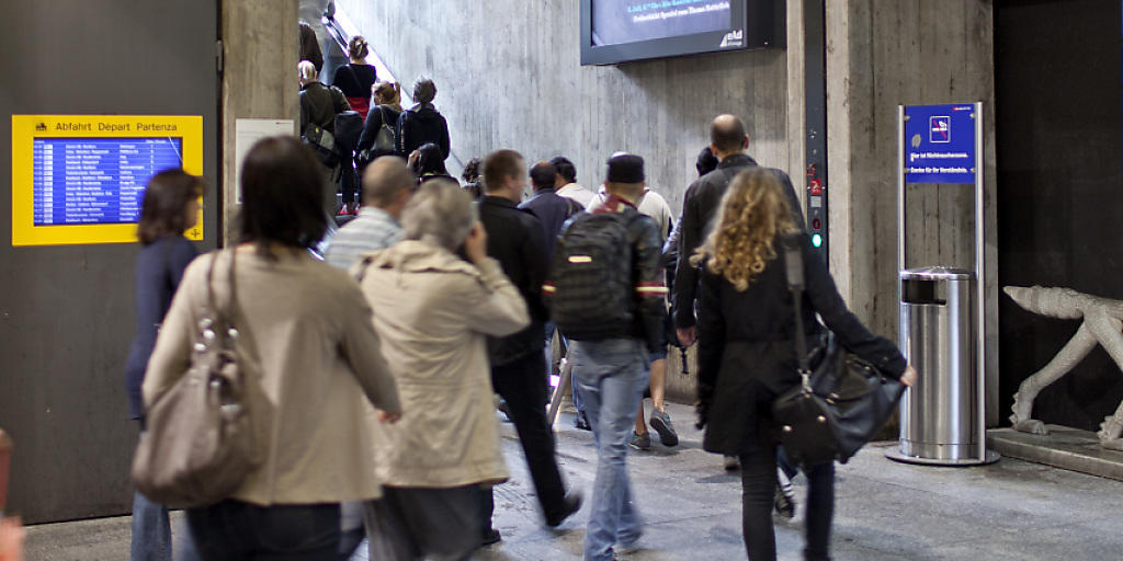 Reisende im Bahnhof Stadelhofen in Zürich: Bald könnten Qualitätstester im Auftrag des Bundes sich inkognito unter sie mischen und ein Auge darauf haben, ob alle Anzeigetafeln funktionieren oder ob es auch sauber ist. (Symbolbild).