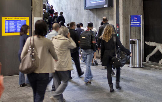 Reisende im Bahnhof Stadelhofen in Zürich: Bald könnten Qualitätstester im Auftrag des Bundes sich inkognito unter sie mischen und ein Auge darauf haben, ob alle Anzeigetafeln funktionieren oder ob es auch sauber ist. (Symbolbild).