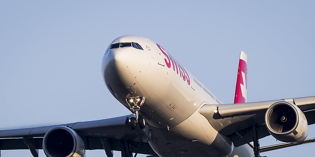 Fluggesellschaften sollen angeben müssen, wie viel CO2-Ausstoss ein Flug verursacht. Der Bundesrat will sie zu mehr Transparenz verpflichten (Symbolbild)