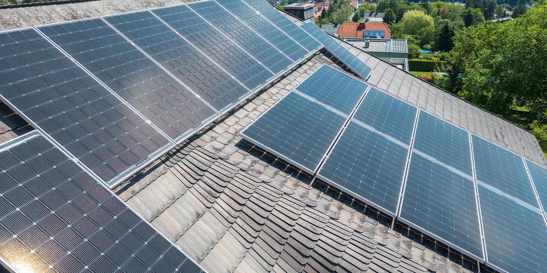 Private Photovoltaik PV Anlage auf Hausdach, Stromproduktion