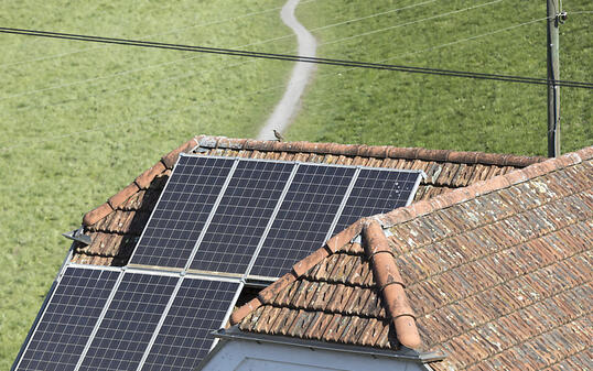 Photovoltaik-Anlagen zieren immer häufiger Hausdächer in der Schweiz. An den "Tagen der Sonne" können Interessierte unter anderem solche Anlagen besichtigen. (Archivbild)