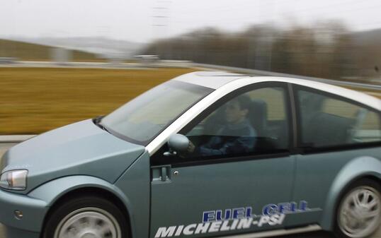 Autos mit Wasserstoffantrieb gibt es schon lange: Der von Michelin und dem Paul-Scherrer-Institut entwickelte Prototyp im Bild etwa wurde 2006 präsentiert. Eine Entwicklung der ETH Lausanne soll nun das Problem der fehlenden Tankstellen lösen.