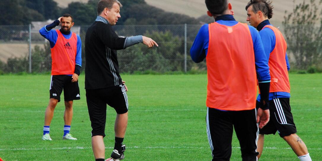 Nationaltrainer Rene Pauritsch gibt Erklärungen ab.