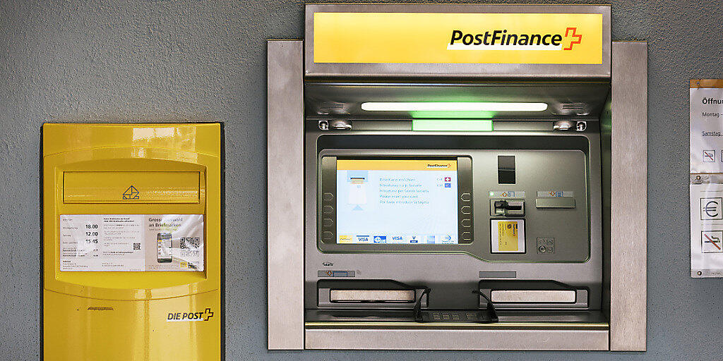 Operation am Kernstück: Postfinance ersetzt über Ostern die Kernbankensoftware. Postomaten sind darum in der Nacht auf Ostersonntag nicht in Betrieb (Archiv).
