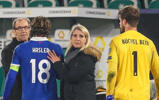 Seit knapp 25 Jahren wirkt Andrea Schneider (Mitte) an der Seitenlinie im Fussball.