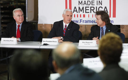 US-Vizepräsident Mike Pence (Mitte) und US-Gesundheitsminister Tom Price (links) bei einem Treffen mit KMU-Vertretern (Archivbild)