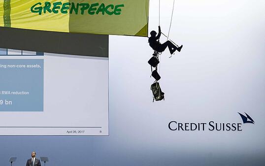 Die Grossbanken UBS und CS werden weiterhin von Greenpeace für ihre Klimapolitik kritisiert - im Bild eine Aktion an der CS-Generalversammlung von 2018. (Archivbild)