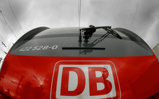 Rote Zahlen bei der Deutschen Bahn: erstmals seit 12 Jahren fährt der Konzern Verluste ein.