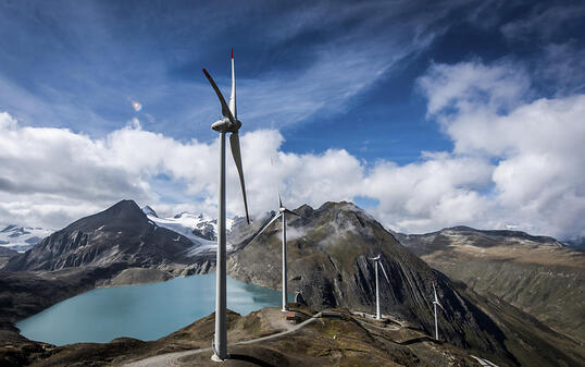 Mit der Energiestrategie 2050 sollen erneuerbare Energien gefördert werden, wie etwa Europas höchstgelegener Windpark beim Nufenenpass. Das neue Energiegesetz erhält gemäss der ersten SRG-Trendumfrage viel Zustimmung.