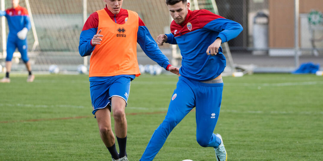 Noah Frommelt (r.) verletzt sich schwer im Training