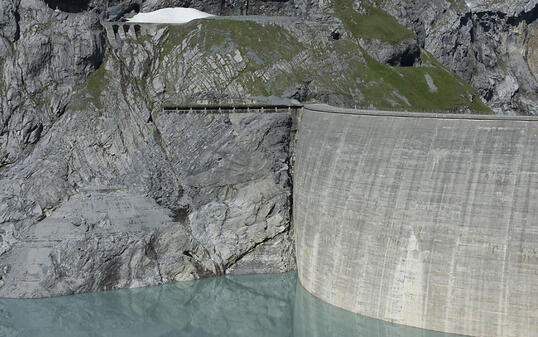 Grosswasserkraftwerke sollen künftig Finanzhilfen erhalten, wenn sie den Strom zu tiefen Preisen verkaufen müssen. Darauf haben sich National- und Ständerat geeinigt.