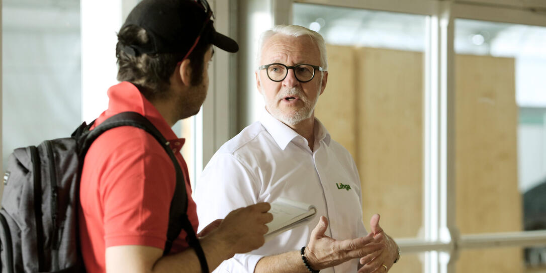 Lihga, Georges, Rundgang über das Messegelände in Schaan, Aufb