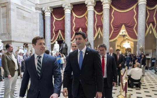 Paul Ryan (r), der republikanische Vorsitzende des Abgeordnetenhauses, am Donnerstag nach der Abstimmung zu Obamacare.