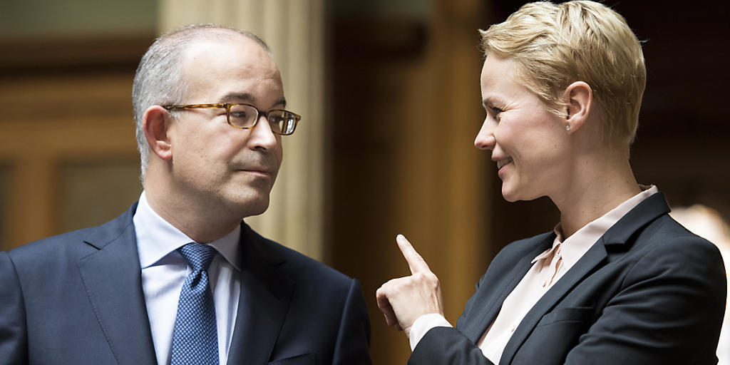 Nationalrat Gregor Rutz und Nationalrätin Natalie Rickli (beide SVP/ZH) im Gespräch. Sie forderten, dass das Parlament künftig bei der SRG-Konzession mitreden kann. Der Nationalrat hat das aber abgelehnt. (Archivbild)
