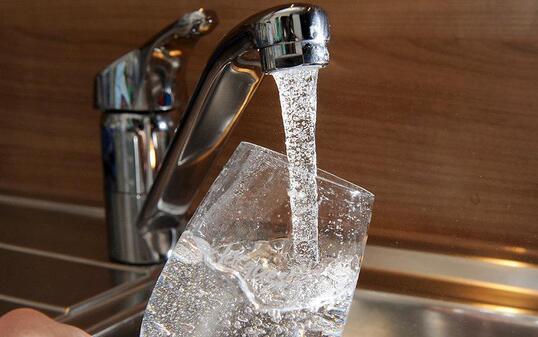 Trinkwasser Glas Wasser verunreinigt