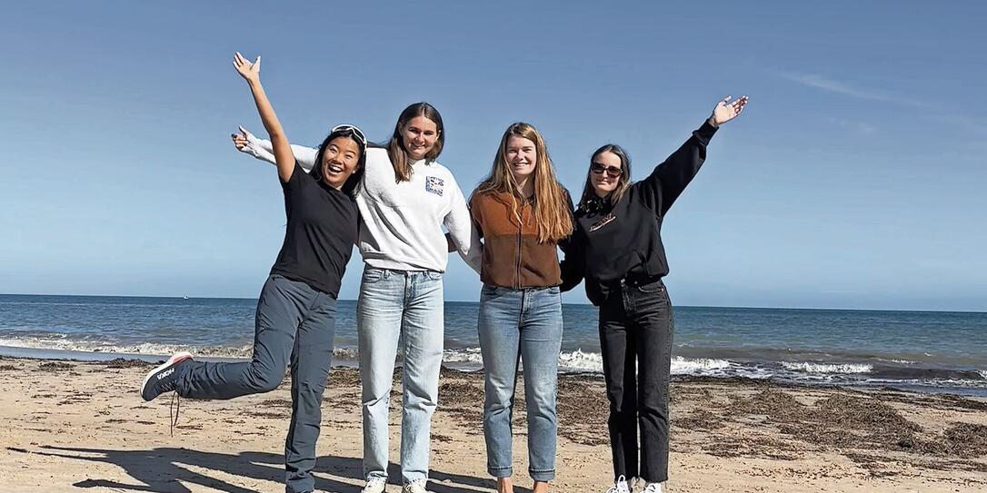 Melina Heidegger (rechts) mit Studentinnen aus verschiedenen Ländern am australischen Sandstrand.