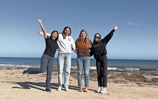 Melina Heidegger (rechts) mit Studentinnen aus verschiedenen Ländern am australischen Sandstrand.