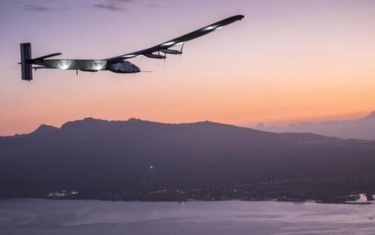 Das Solarflugzeug "Solar Impulse 2" beim Anflug auf Hawaii. Der Sonnenflieger musste wegen Reparaturarbeiten auf der Insel überwintern. (Archiv)