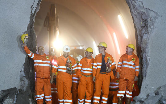 Mineure feierten am Donnerstag den Durchstich des Champel-Tunnels bei Genf. Damit sind 80 Prozent der S-Bahnlinie fertiggestellt, die Genf und Annemasse in Frankreich verbinden wird.