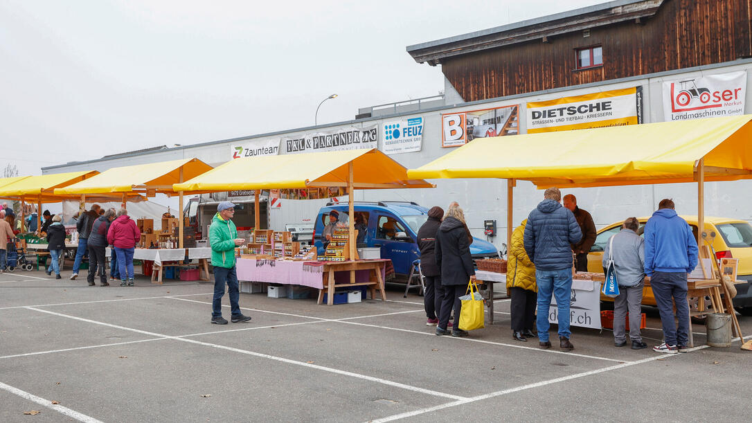 Werdenberger Bauernmarkt auf dem Marktplatz in Grabs., St. Gallen, Schweiz.