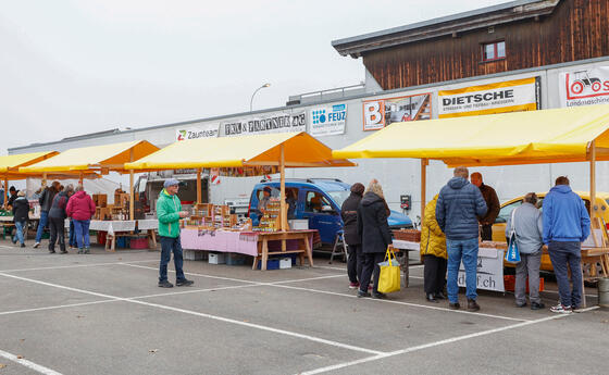 Werdenberger Bauernmarkt auf dem Marktplatz in Grabs., St. Gallen, Schweiz.