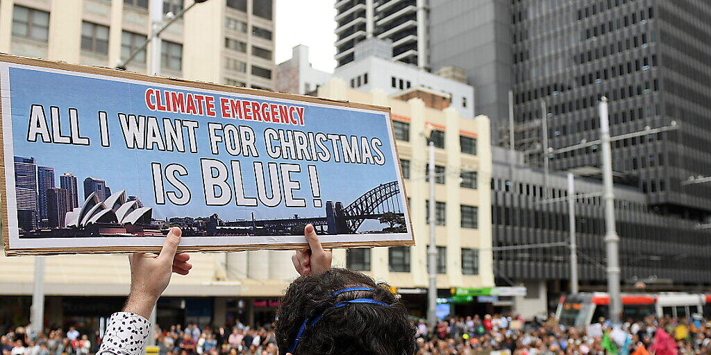 Mehr als 20'000 Menschen haben am Mittwoch im von Buschbränden eingeräucherten Sydney dringende Massnahmen zum Klimaschutz gefordert.