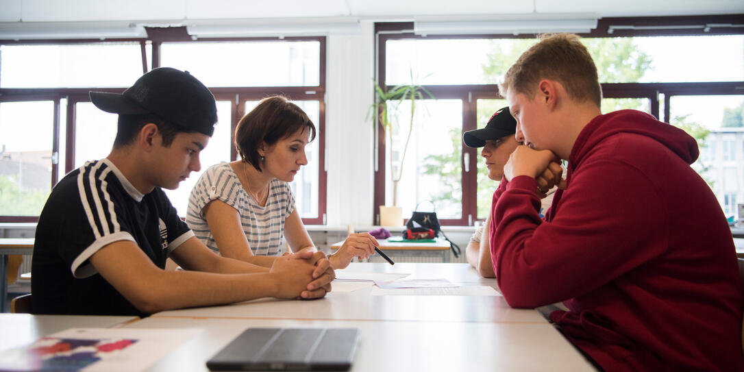 SCHULE SUHR, VOLKSSCHULE, GEMEINDE SUHR, SCHULAUSBILDUNG, OBLIGATORISCHE SCHULAUSBILDUNG, SCHULBILDUNG, BILDUNGSSYSTEM, SCHULWESEN, OEFFENTLICHES SCHULWESEN, SEKUNDAR, SEKUNDARSCHULE, OBERSTUFE, KLASSENZIMMER, SCHULZIMMER,