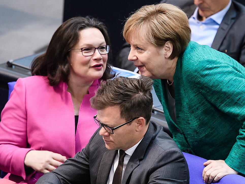 Haben Innenminister Horst Seehofer (CSU-Chef) ausmanövriert mit seinen noch härteren Vorgaben: SPD-Chefin Andrea Nahles (links) im Gespräch mit Bundeskanzlerin Angela Merkel, ihrerseits CDU-Chefin (in einer Aufnahme vom 28. Juni im Bundestag).