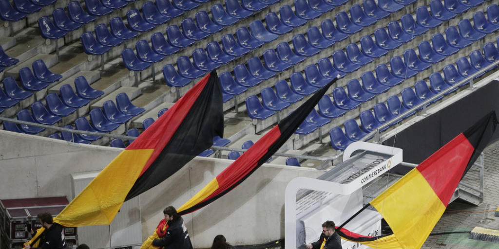 Fans mit deutschen Flaggen am Dienstagabend beim Verlassen des Fussballstadions in Hannover.