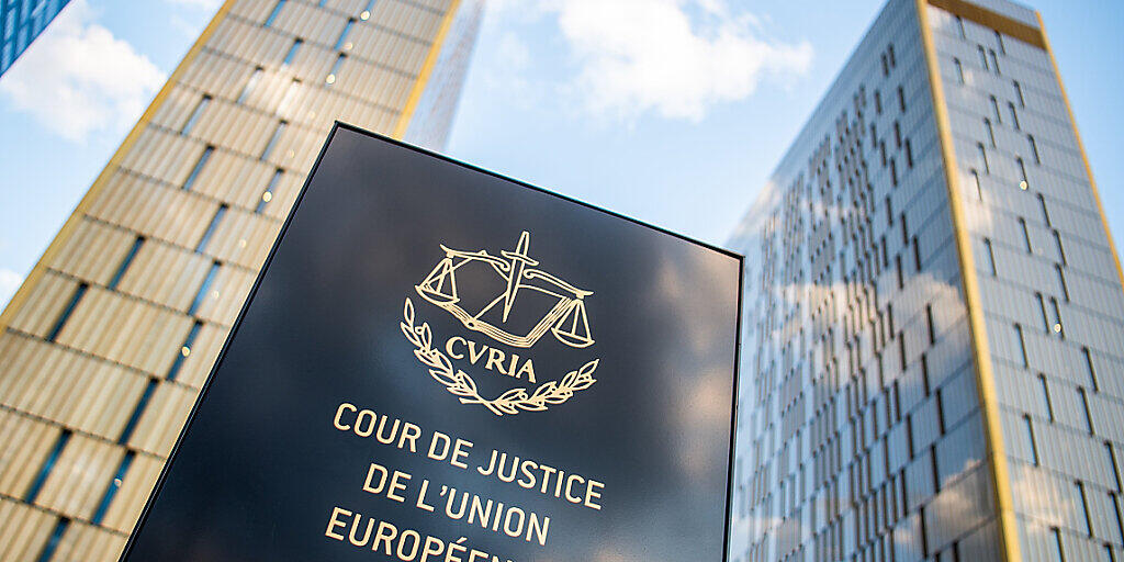 ARCHIV - Ein Schild mit der Aufschrift «Cour de Justice de l'union Européene» steht vor den Bürotürmen des Europäischen Gerichtshofs im Europaviertel auf dem Kirchberg. Der Europäische Gerichtshof urteilt an diesem Donnerstag über das ungarische NGO-Gesetz urteilen. Foto: Arne Immanuel Bänsch/dpa