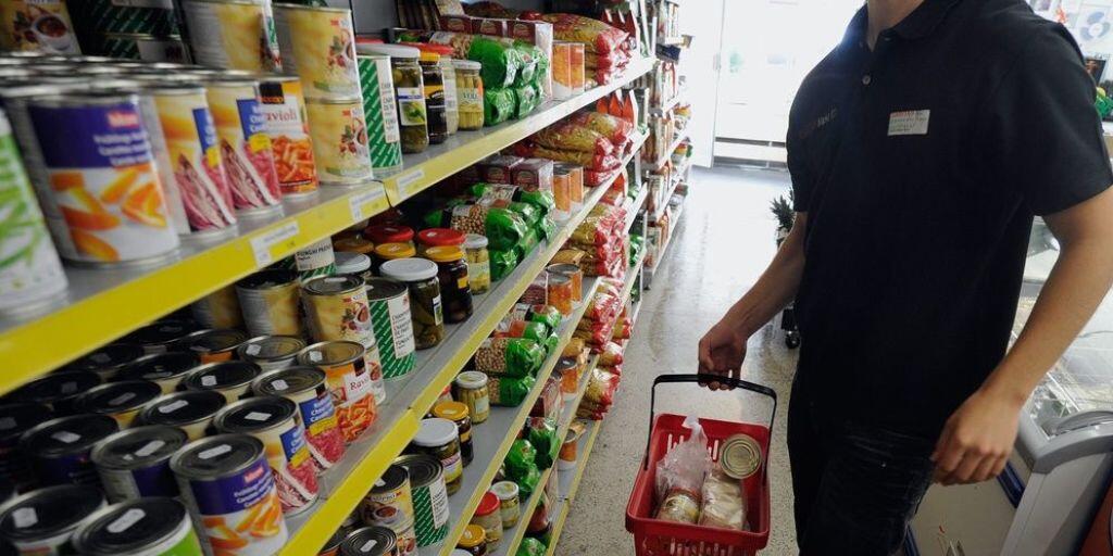 Gewisse Working Poor müssen sich entscheiden: Essen kaufen oder Krankenkassenprämien bezahlen. (Archivbild)