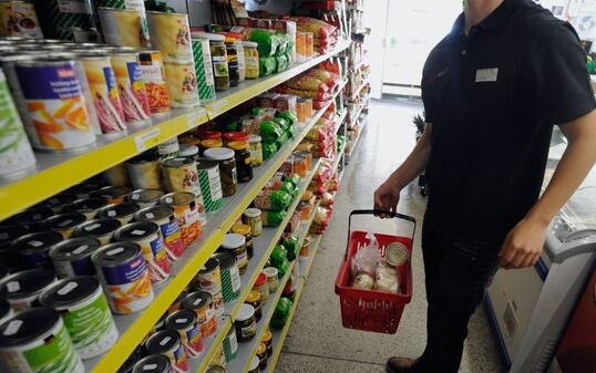 Gewisse Working Poor müssen sich entscheiden: Essen kaufen oder Krankenkassenprämien bezahlen. (Archivbild)